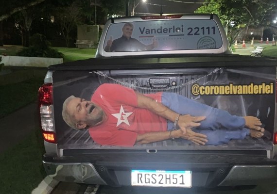 Justiça ordena que candidato alagoano retire adesivo de carro que mostra Lula preso