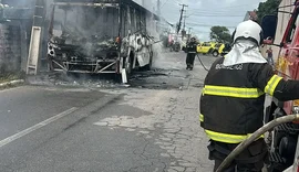 Ônibus é destruído por incêndio no bairro do Feitosa, em Maceió