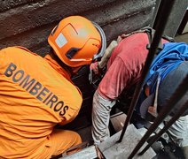 Homem é resgatado após ficar preso entre ferragens de elevador em Maceió