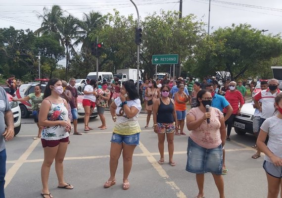 Moradores da parte alta fecham via em protesto contra falta d'água na região
