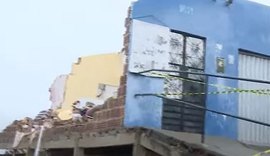 Parte de casa desaba no Jacintinho após fortes chuvas em Maceió