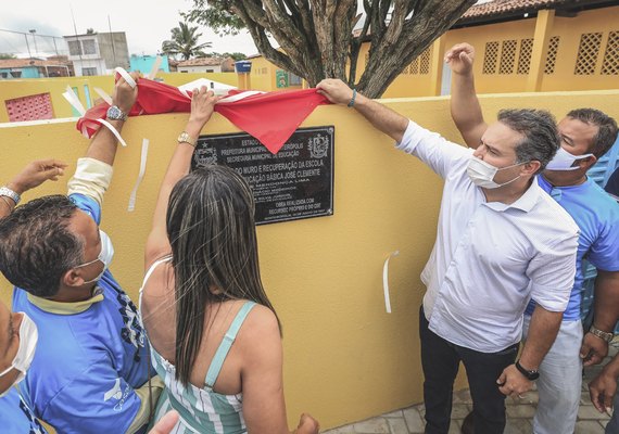 Governador inaugura sistema de abastecimento que leva água para sertanejos