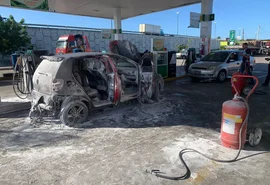 Carro explode e deixa 3 feridos ao abastecer em posto de gasolina; veja o vídeo