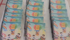 Estudantes e professores de escola municipal lançam livro didático de atividades