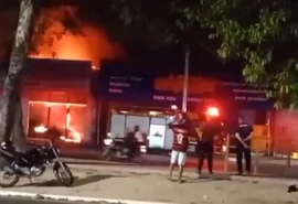 Incêndio destrói loja em Maceió e mobiliza Bombeiros por mais de seis horas