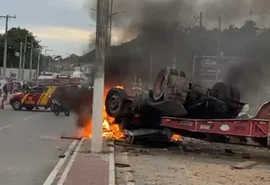 Tombamento de carreta deixa dois mortos na Rota do Mar