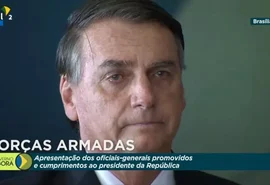 Bolsonaro chora em cerimônia com militares em Brasília