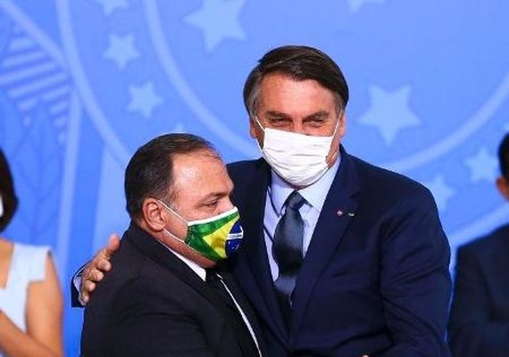 Segundo Bolsonaro, Pazuello fica