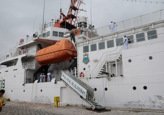 Prefeito Rui Palmeira visita Navio Vital Oliveira