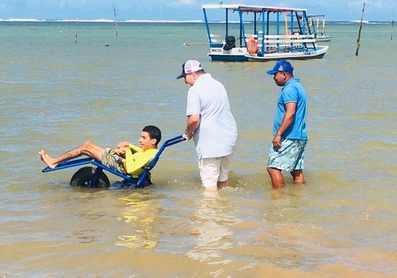 Cadeiras anfíbias garantem acessibilidade para turistas e população de Porto de Pedras