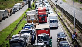 7 estados registram bloqueios de rodovias federais por caminhoneiros