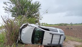 Motorista morre após carro capotar na Av. Cachoeira do Meirim, em Maceió