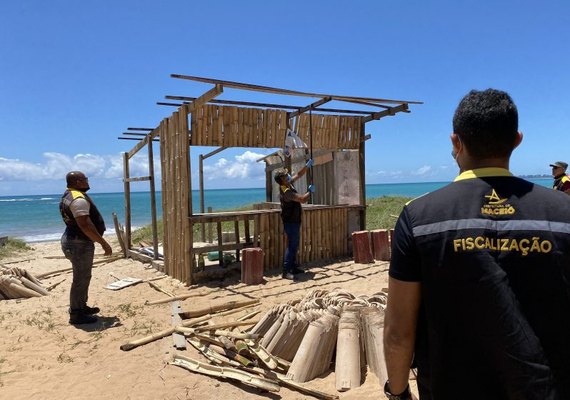 Construção irregular é retirada de área de preservação ambiental em Guaxuma
