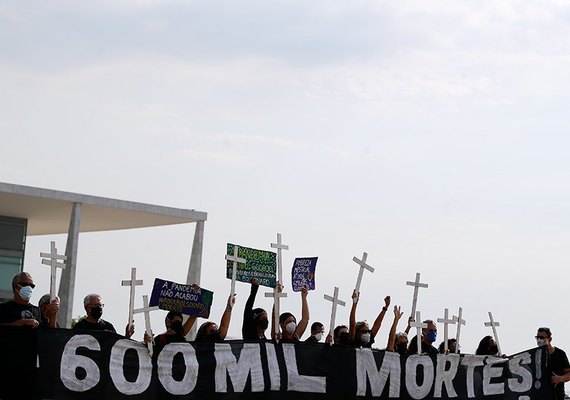 Renan notifica cancelamento de cerimônia que homenagearia as vítimas da Covid-19