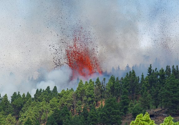 Vulcão que pode causar tsunami no Brasil entra em erupção