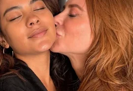 Paolla Oliveira e Bella Campos protagonizam momento íntimo em festa no Rio