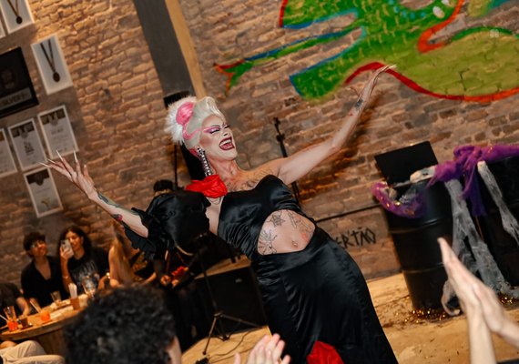 Drag Dinner Alagoas celebra divas pop em noite de glamour em Maceió