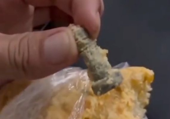 Vídeo: Estudante encontra parafuso dentro de torta vendida em restaurante da Ufal