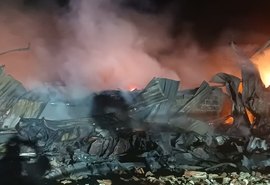 Fogo, fumaça e destruição: bombeiros divulgam imagens internas de fábrica em Maceió