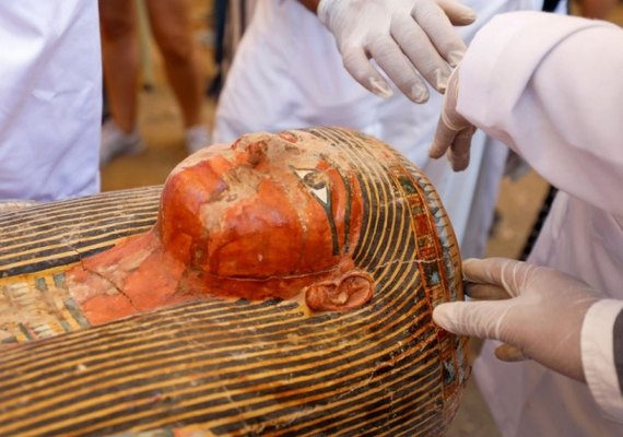 30 sarcófagos de madeira de 3 mil anos são encontrados no Egito