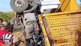 Treminhão cai em buraco na zona rural de Porto Calvo