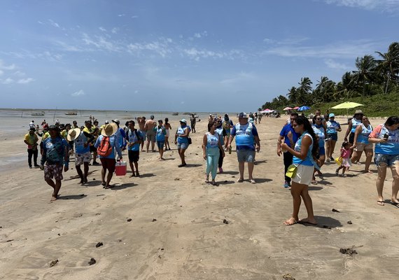 Bloquinho Bandeira Azul arrasta foliões com ação educativa na praia do Patacho