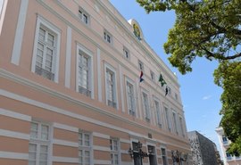 Deputados aprovam projeto que institui meia-entrada para professores em eventos culturais