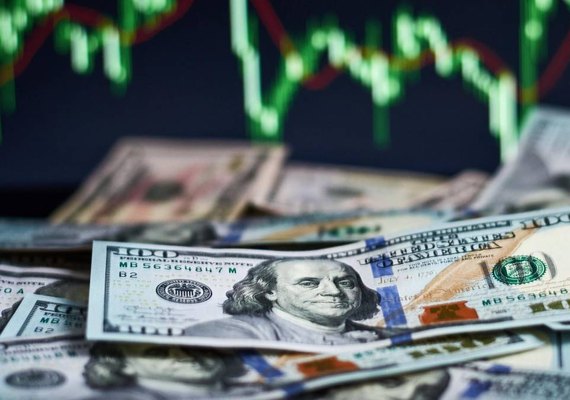 Dólar opera em baixa nesta quarta-feira (20), sendo vendido a R$ 5,72