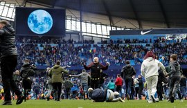 Torcida do City invade campo, fura segurança e festeja título com time