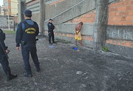 Homem é preso em flagrante após assaltar e agredir mulher em Maceió