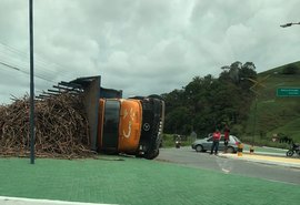 Caminhão com cana tomba em trevo no interior de Alagoas
