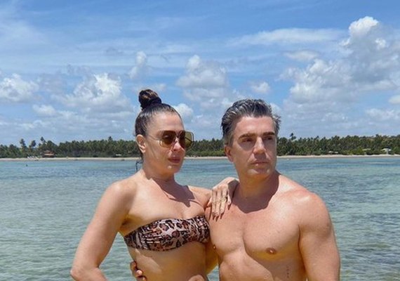 Claudia Raia e marido fazem viagem romântica em Porto de Pedras