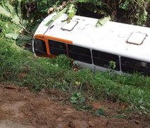 Ônibus com estudantes cai em ribanceira e deixa feridos no interior de Alagoas