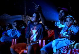 Projeto Cinema nos Bairros leva cinema gratuito para moradores de Piranhas