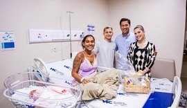 Primeira-dama e Rodrigo Cunha surpreendem ao homenagear mães no Hospital da Cidade
