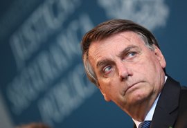 Bolsonaro muda discurso e diz que poderá se vacinar