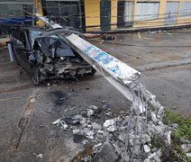 Motorista derruba poste após colisão no Barro Duro, em Maceió