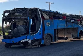 Ônibus com trabalhadores rurais tomba na BR-153 e deixa 6 mortos