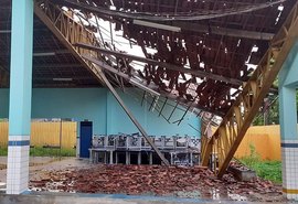 Parte do teto de escola desaba na parte alta de Maceió