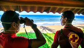 Casal se afoga e é resgatado pelos bombeiros na Praia do Francês, em Marechal Deodoro