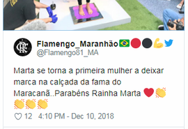 Marta se torna a 1ª mulher a ter os pés na Calçada da Fama do Maracanã