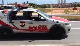 Bebê de três meses é achado sozinho em casa e pais acabam presos