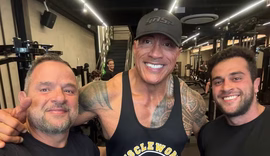 Dwayne Johnson treina em academia no Rio durante divulgação de Moana