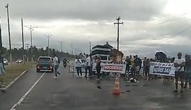 Moradores do Pontal da Barra protestam na Av. Assis Chateaubriand para cobrar revitalização do bairro