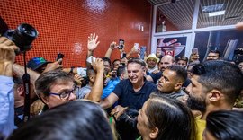 Bolsonaro é recebido por apoiadores em Maceió; JHC, principal aliado político, não compareceu