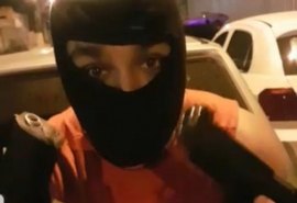 Homem mostra armas como forma de 'apoio' a candidatos