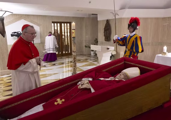 Papa fez gesto com a mão antes de morrer e não sofreu, diz Vaticano