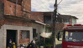 Quarto de residência pega fogo no bairro do Jacintinho