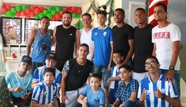 Pacientes da Casa da Criança recebem visita de Jogadores do CSA