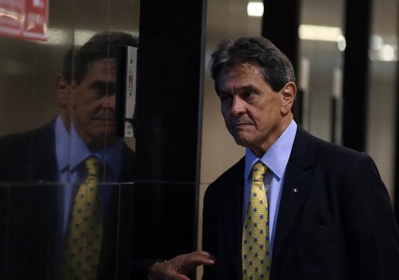 Em carta, Roberto Jefferson diz que Flávio Bolsonaro 'viciou' em dinheiro público